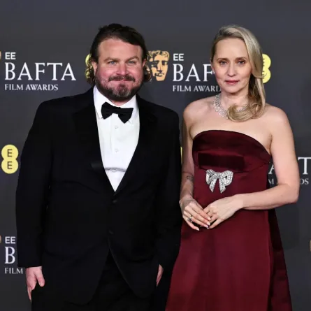 برادي كوربيت وزوجته منى فاستفولد في حفل BAFTA في لندن (  Brady Corbett and Mona Fastvold at BAFTA in London). مصدر الصورة: Ben STANSALL / AFP
