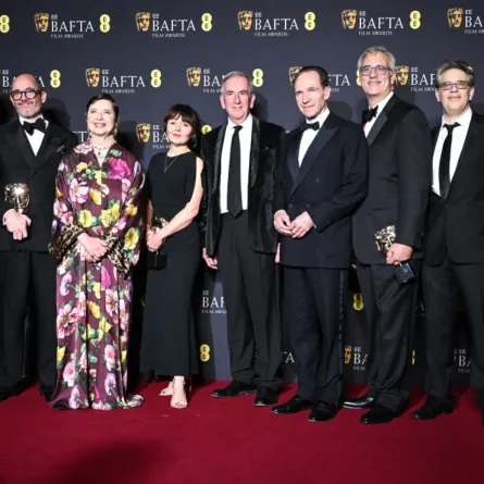 المخرج البريطاني الألماني إدوارد بيرجر والممثلة الإيطالية إيزابيلا روسيليني والممثل البريطاني رالف فاينس يلتقطان صورة مع جائزة أفضل فيلم عن فيلم "Conclave" خلال حفل توزيع جوائز البافتا- British German director Edward Berger Italian actor Isabella Rossellini and British actor Ralph Fiennes pose with the award for Best film for "Conclave" during the BAFTA (Photo by JUSTIN TALLIS / AFP)