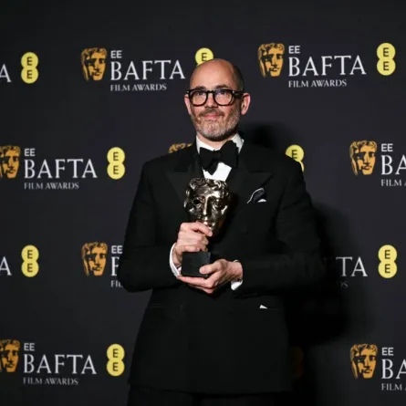 إدوارد بيرغر خلال حفل توزيع جوائز الأكاديمية البريطانية للأفلام (بافتا) في قاعة المهرجانات الملكية، مركز ساوث بانك، في لندن (Edward Berger during the BAFTA British Academy Film Awards ceremony at the Royal Festival Hall, Southbank Centre, in London). مصدر الصورة: JUSTIN TALLIS / AFP
