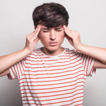 صورة لمراهق يشعر بالصداع