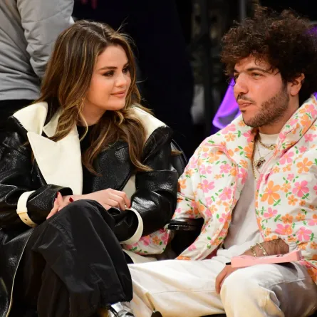 بيني بلانكو وسيلينا جوميز في Crypto.Com Arena في لوس أنجلوس، كاليفورنيا (Benny Blanco and Selena Gomez at Crypto.Com Arena in Los Angeles, California). مصدر الصورة: NBAE Adam Pantozzi/NBAE via Getty Images/AFP