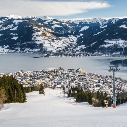 منظر مشمس لمنحدر التزلج بالقرب من زيلامسي