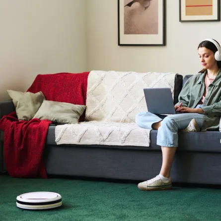 أداء الأعمال المنزلية باستخدام مكنسة كهربائية روبوتية