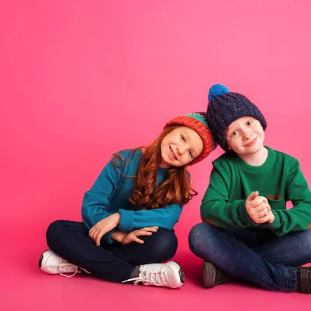 صورة تعبر عن علاقة جميلة بين ولد وشقيقته