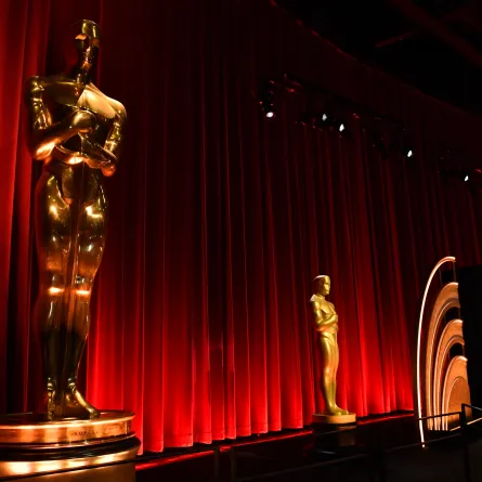 Oscar statues adorn the stage before the start of the the 96th Academy Awards nominations. مصدر الصورة(Valerie Macon / AFP)