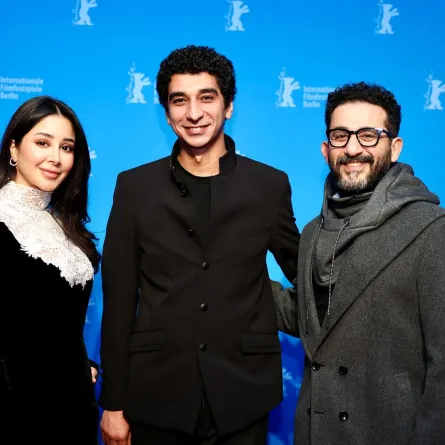 المخرج كريم الشناوي يتوسط أحمد حلمي وأسيل عمران - الصورة من  الشركة المنتجة