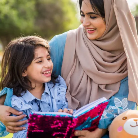 صورة قراءة القصص للأطفال