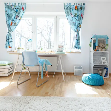 غرفة نوم الطفل مع نافذة نظيفة