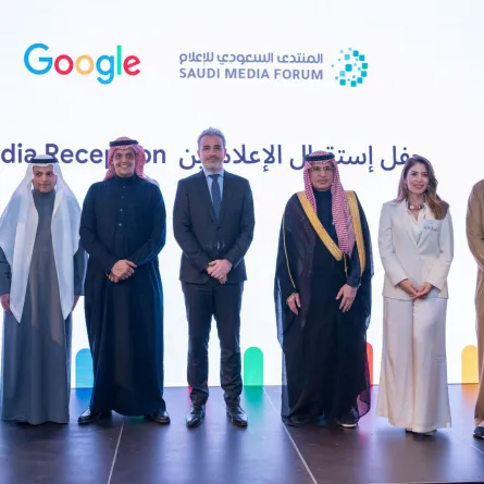 صورة جماعية لفريق غوغل والمسؤولين في المنتدى السعودي للإعلام في حفل استقبال الإعلاميين