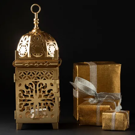 فانوس ذهبي وهدايا مغلفة بشريط ساتان