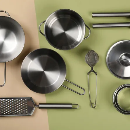 أوان معدنية خاصة بالمطبخ