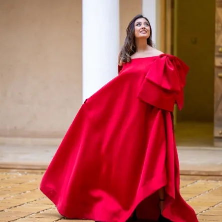 ماريا بحراوي بثوب أحمر عصري