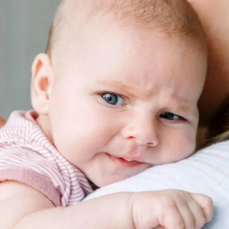 صورة لأم تحمل رضيعها