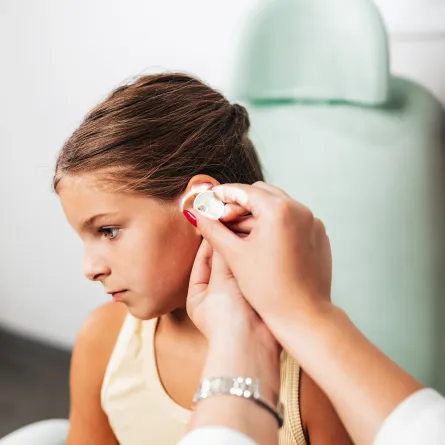 صورة لطبيبة تفحص أذن طفلة