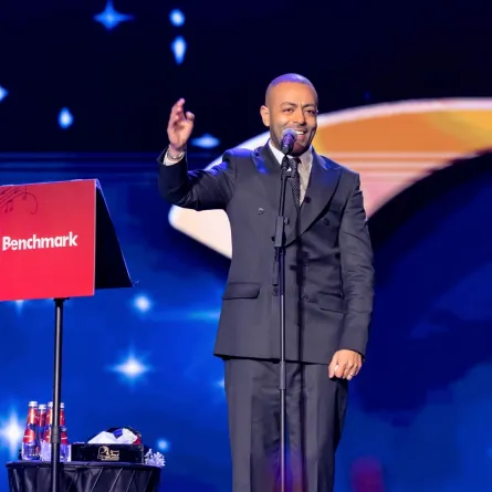 تامر عاشور- الصورة من المركز الاعلامي لشركة بنش مارك