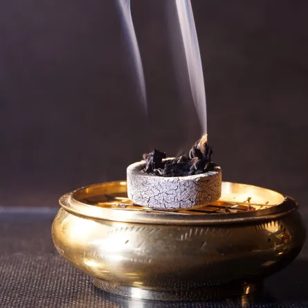 بخور مشتعل على وعاء