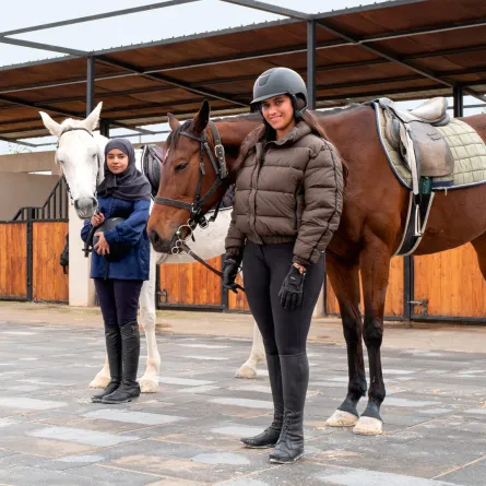 من اليمين إلى اليسار الفارستان ريما القحطاني ولينا المشجري