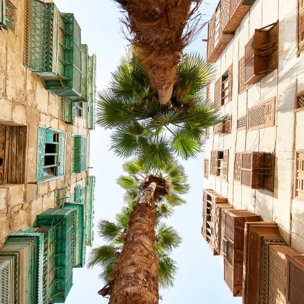 نظرة علوية لأبنية البلد القديمة ورواشينها، في جدّة (مصدر الصورة: Xavier Arnau / Getty Images)