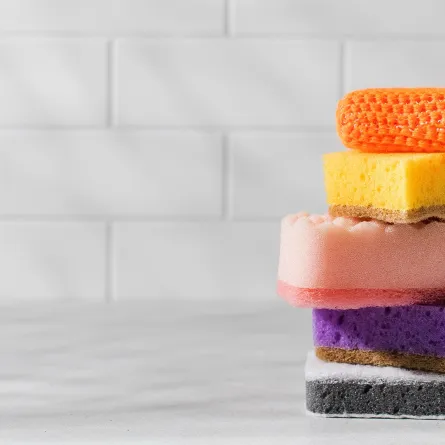 إسفنجات متعددة الألوان لغسل الأطباق