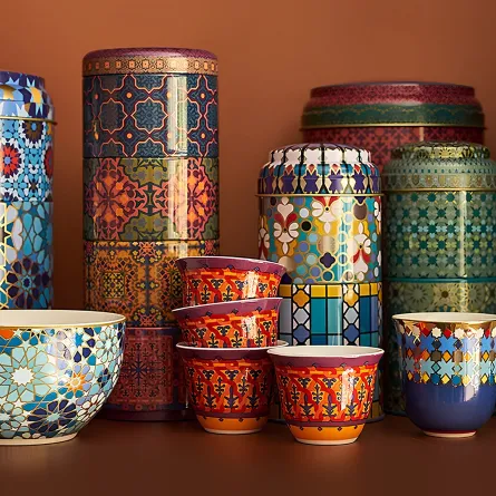 مجموعة فناجين "الشفة" وعلب القهوة