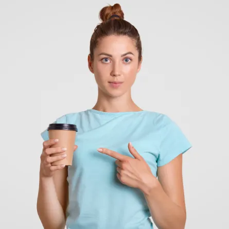 امرأة تتناول القهوة - المصدر freepik