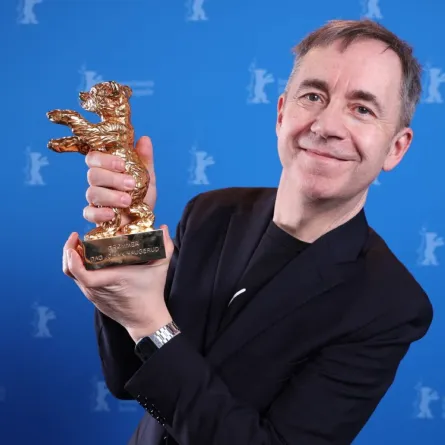 المخرج وكاتب السيناريو النرويجي داج يوهان هاوجيرود خلال مهرجان برلين السينمائي الدولي الخامس والسبعين في برلين (Norwegian director and screenwriter Dag Johan Haugerud during the 75th Berlinale International Film Festival in Berlin). مصدر الصورة: Ronny HARTMANN / POOL / AFP