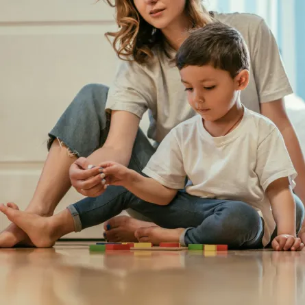 صورة أم مع طفلها