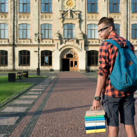 طالب في المرحلة الجامعية -المصدر freepik