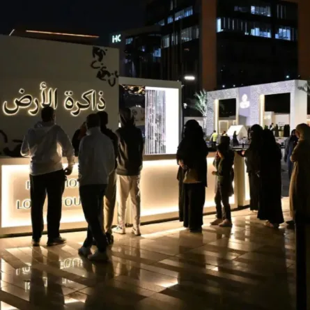 آلة السفر عبر الزمن تنقل زوار ذاكرة الأرض إلى رحلة تحاكي مراحل تأسيس الدولة السعودية