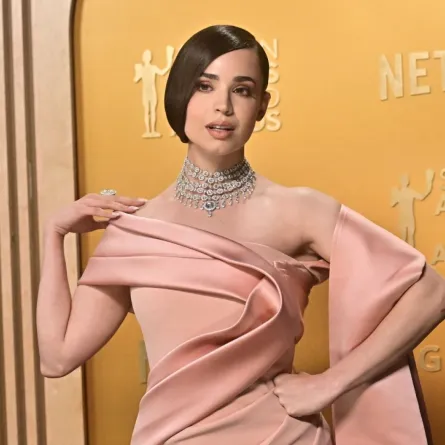 صوفيا كارسون في حفل توزيع جوائز نقابة ممثلي الشاشة السنوي الحادي والثلاثين في قاعة شراين في لوس أنجلوس (Sofia Carson at the 31st Annual Screen Actors Guild awards at the Shrine Auditorium in Los Angeles). مصدر الصورة: Frederic J. Brown / AFP