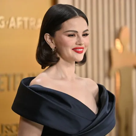 سيلينا غوميز في حفل توزيع جوائز نقابة ممثلي الشاشة السنوي الحادي والثلاثين في قاعة شراين في لوس أنجلوس (Selena Gomez at the 31st Annual Screen Actors Guild awards at the Shrine Auditorium in Los Angeles). مصدر الصورة: Robyn Beck / AFP
