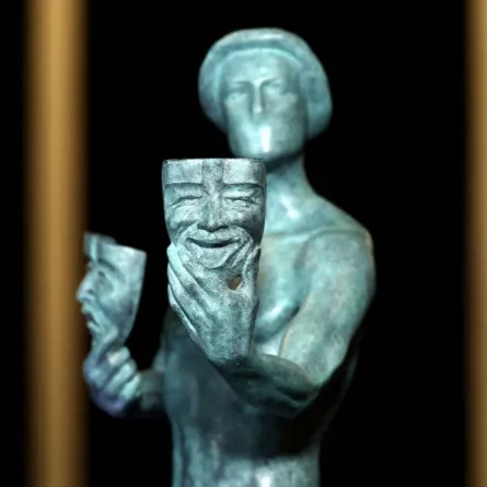 تمثال نقابة ممثلي الشاشة في حفل توزيع جوائز نقابة ممثلي الشاشة الثامن والعشرين في باركر هانجر في سانتا مونيكا، كاليفورنيا (SAG statue at the 28th Screen Actors Guild Awards Media Preview Day at Barker Hangar in Santa Monica, California). مصدر الصورة: Frazer Harrison/Getty Images/AFP