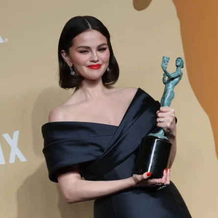 سيلينا غوميز خلال حفل توزيع جوائز نقابة ممثلي الشاشة السنوي الحادي والثلاثين في قاعة شراين في لوس أنجلوس (Selena Gomez during the 31st Annual Screen Actors Guild awards at the Shrine Auditorium in Los Angeles). مصدر الصورة: VALERIE MACON / AFP