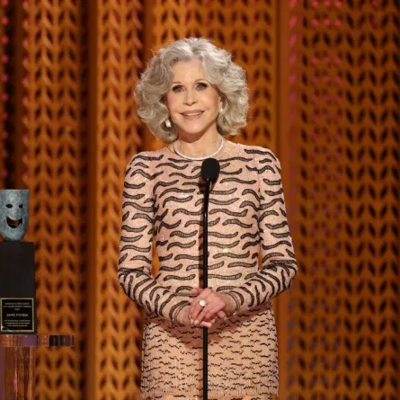جين فوندا خلال حفل توزيع جوائز نقابة ممثلي الشاشة السنوي الحادي والثلاثين في قاعة شراين أوديتوريوم وإكسبو هول في لوس أنجلوس، كاليفورنيا (Jane Fonda during the 31st Annual Screen Actors Guild Awards at Shrine Auditorium and Expo Hall in Los Angeles, California). مصدر الصورة: Matt Winkelmeyer/Getty Images/AFP