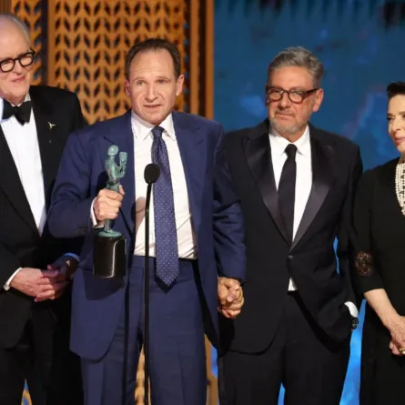 جون ليثغو، ورالف فاينز، سيرجيو كاستيليتو، إيزابيلا روسيليني خلال حفل توزيع جوائز نقابة ممثلي الشاشة السنوي الحادي والثلاثين في قاعة شراين وإكسبو في لوس أنجلوس، كاليفورنيا (John Lithgow, Ralph Fiennes, Sergio Castellitto, and Isabella Rossellini during the 31st Annual Screen Actors Guild Awards at Shrine Auditorium and Expo Hall in Los Angeles, California). مصدر الصورة: Matt Winkelmeyer/Getty Images/AFP