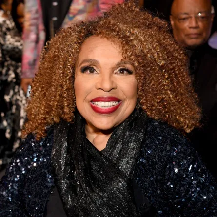 روبرتا فلاك في نيوارك، نيو جيرسي (Roberta Flack in Newark, New Jersey). مصدر الصورة: Paras Griffin/Getty Images for BET/AFP