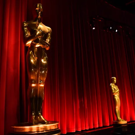 تماثيل الأوسكار تزين المسرح قبل بدء ترشيحات جوائز الأوسكار الـ96 (Oscar statues adorn the stage before the start of the the 96th Academy Awards nominations) - مصدر الصورة (Valerie Macon / AFP)