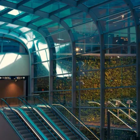 تُعدُ محطة قصر الحكم إحدى المحطات الأربع الرئيسية في الشبكة، وتُعد مركزًا حيويًا يربط بين "المسار الأزرق والبرتقالي" من القطار مع شبكة الحافلات