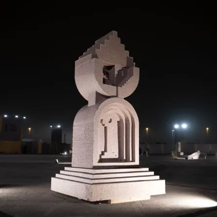 جاءت النسخة السادسة من ملتقى طويق للنحت بإشراف القيّمين الفنيين سيباستيان بيتانكور مونتويا والدكتورة منال الحربي، اللذين أسهما بخبرتهما الواسعة في تشكيل الرؤية الفنية والثقافية للبرنامج