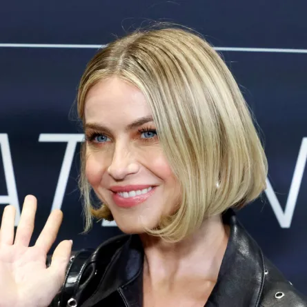 جوليان هوف في إنجلوود، كاليفورنيا (Julianne Hough in Inglewood, California). مصدر الصورة: Frazer Harrison/Getty Images for FIREAID/AFP