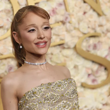 أريانا غراندي في حفل توزيع جوائز الغولدن غلوب بنسخته الـ 82 (Ariana Grande arrives for the 82nd annual Golden Globe Awards ). مصدر الصورة:Etienne Laurent / AFP