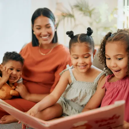 صورة أم تقرأ لأطفالها