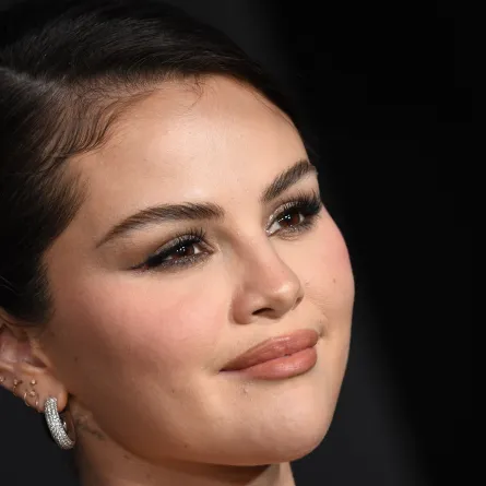 سيلينا غوميز في حفل توزيع جوائز مهرجان بالم سبرينغز السينمائي الدولي في بالم سبرينغز (Selena Gomez at the Palm Springs International Film Festival Awards in Palm Springs). مصدر الصورة: VALERIE MACON / AFP