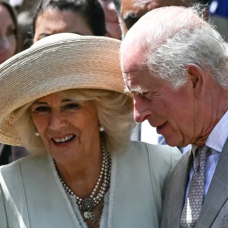 الملك تشارلز والملكة كاميلا بعد قداس في كنيسة سانت توماس خلال زيارتهما مدينة سيدني (King Charles and Queen Camilla after Mass at St Thomas' Church during their visit to Sydney). مصدر الصورة: Saeed KHAN / AFP