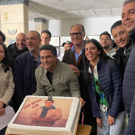 آسر ياسين يحتفل بيوم ميلاده فى موقع تصوير قلبي ومفتاحه - الصورة من حساب اسر على انستغرام