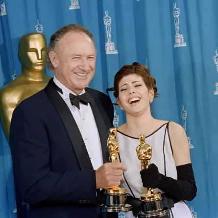 جين هاكمان Gene Hackman والممثلة الأمريكية ماريسا تومي Marisa Tomeiمن حفل الأوسكار 1993 – مصدر الصورة Scott FLYNN / AFP