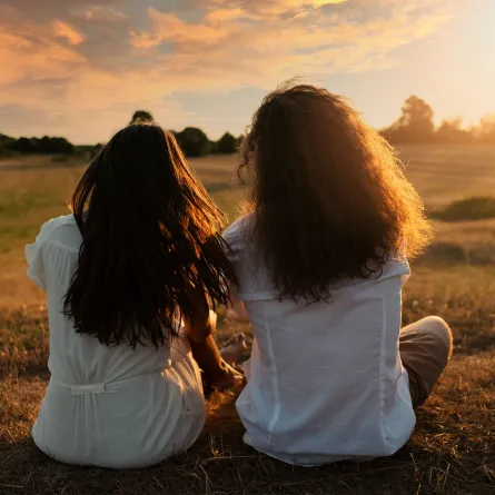 تفسير رؤيا صديقة أحبها في المنام - المصدر Freepik