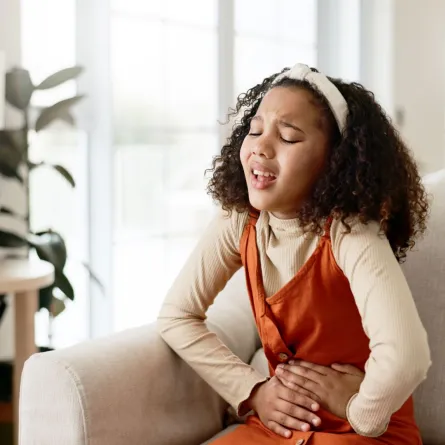  يواجه الطفل مشاكل هضمية نتيجة لعادات سيئة 