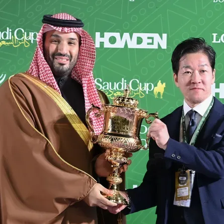 قدم الأمير محمد بن سلمان بن عبدالعزيز آل سعود ولي العهد رئيس مجلس الوزراء التهنئة لممثلي مالك الجواد الفائز فور إيفر يونق السيد فوجيتا سيسوما