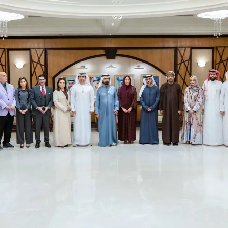 منى غانم المرّي تترأس الاجتماع الأول للمجلس بحضور الشيخ محمد بن راشد - الصورة من مكتب دبي الإعلامي